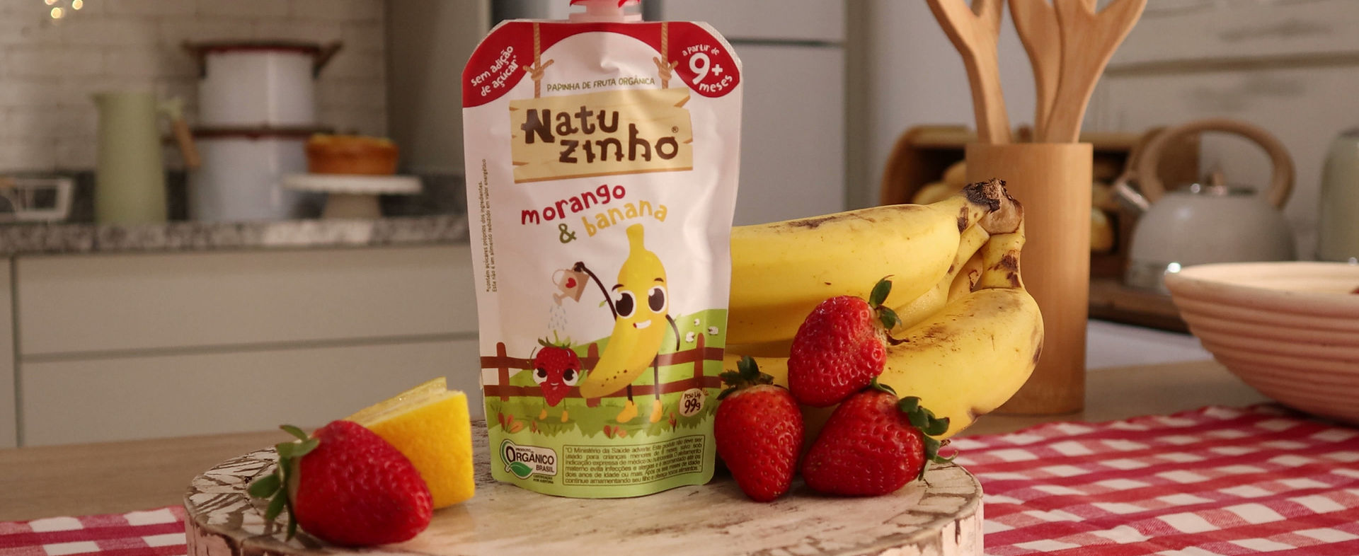 Natuzinho sobre a mesa com frutas